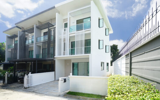 หมู่บ้านทาวน์อเวนิวส์ เมิร์จ รัตนาธิเบศร์